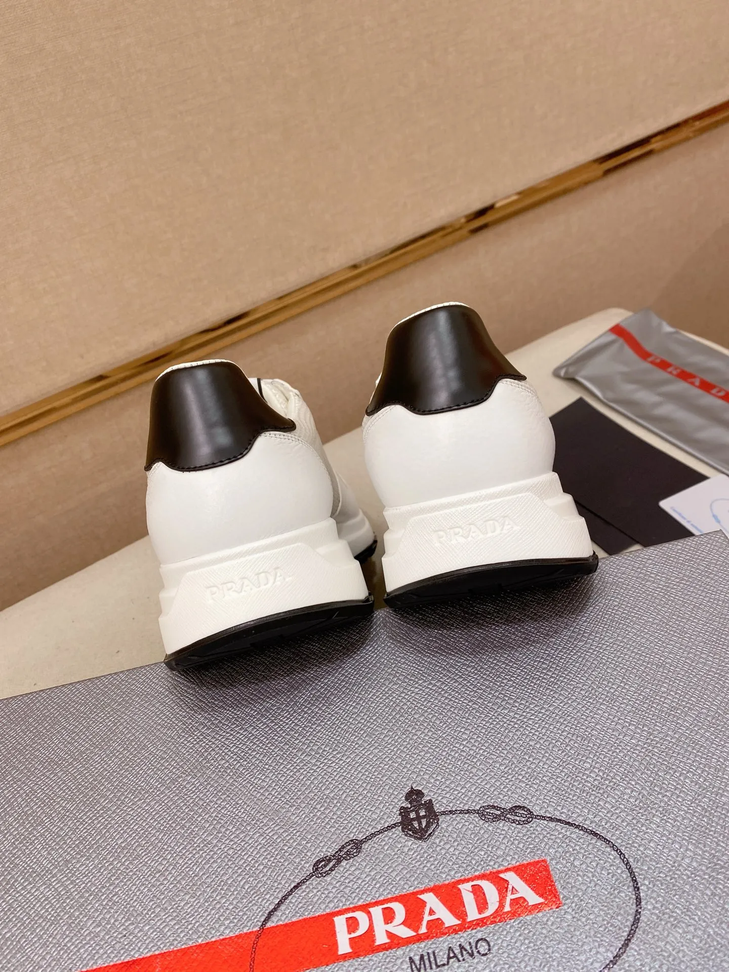 Men's shoes 💰 580💰 ✔️✔️✔️High version High-quality new PRADA (Prada) counters are launched simultaneously, new men's shoes, 😘fabrics are selected from first-layer cowhide fabrics. Lining: Imported cowhide leather lining. 👍🏿High-end☄️Open-molded non-slip rubber outsole, exquisite lines, simple and elegant, comfortable and high-end for leisure travel. Code number: 38 to 45